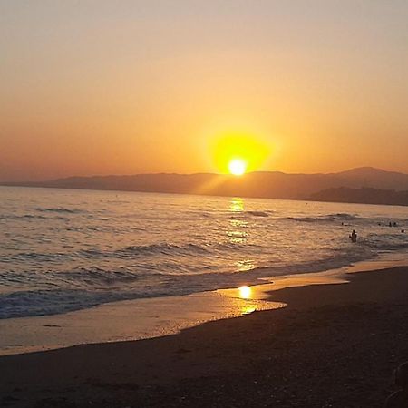 Apartamento En Primera Linea De Playa, Con Piscina Y Garaje En Torrox Costa Екстериор снимка