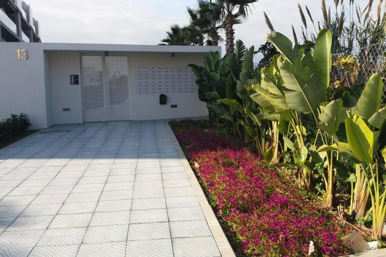 Apartamento En Primera Linea De Playa, Con Piscina Y Garaje En Torrox Costa Екстериор снимка